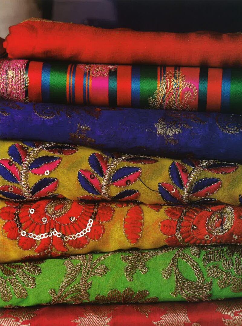 بالصور: تنوع زاهٍ بين أنماط الزي النسائي للمرأة العمانية