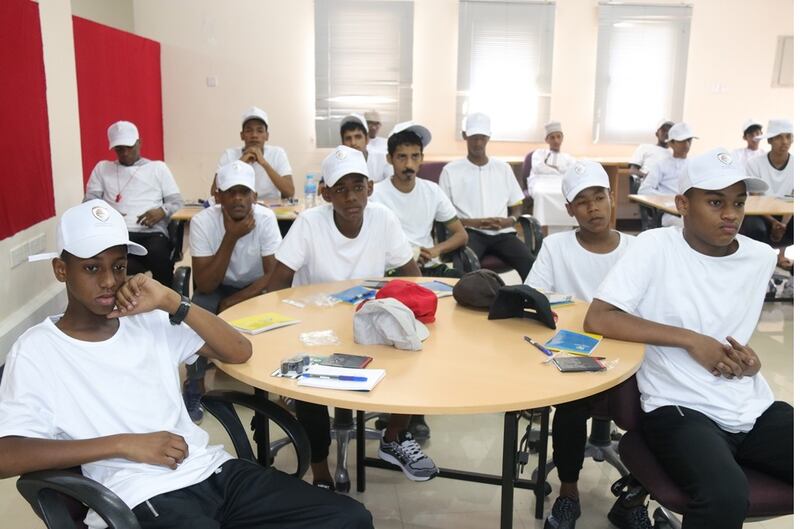 بالصور: ورشة تأهيلية في تحكيم كُرة القدم لطلبة مدرستي السلطان قابوس في صلالة