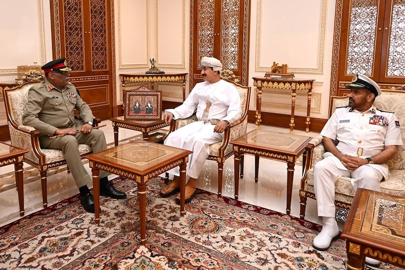 وزير المكتب السلطاني يستقبل مسؤولًا عسكريًا باكستانيًا