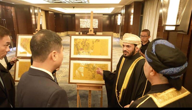 عُماني يقيم معرضًا يستعرض عُمان في السجلات الصينية القديمة؛ فما النصّ الأول الذي ذُكِرتْ فيه؟