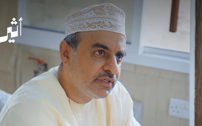 نحو 28 عامًا وهو يتقن صناعة الحلوى