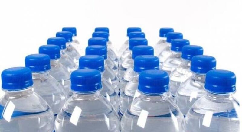 قنينة ماء بـ500 بيسة و”فشار” بريالين: مواطن يتساءل.. وجهتان حكوميتان تردان