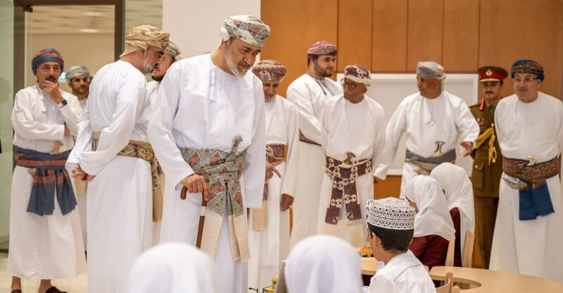 طلبة يعرضون مشاريعهم أمام المقام السامي، فماذا قالوا عن هذه اللحظة؟