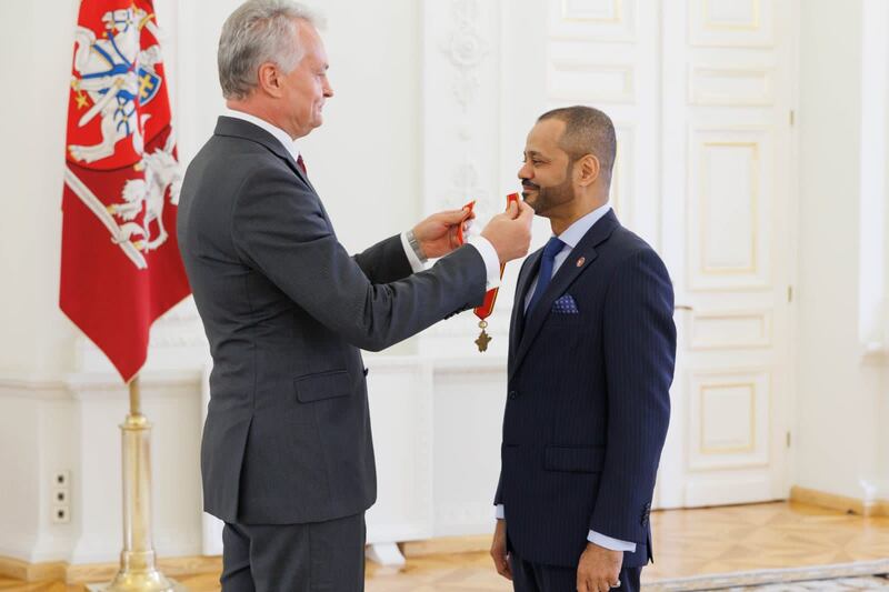 بالفيديو: ليتوانيا تمنح السيد بدر بن حمد وسامًا