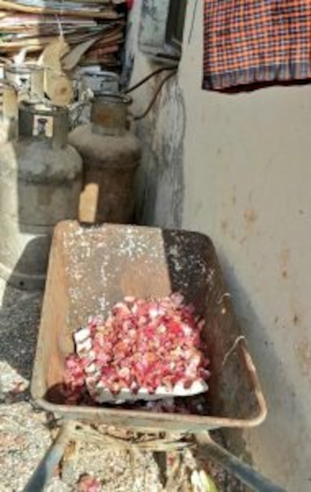 بالصور.. وافدون يحولون منزلا إلى مطعم