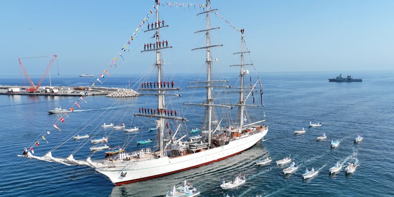 بالصور: البحرية السلطانية تحتفل بعودة “شباب عُمان الثانية”