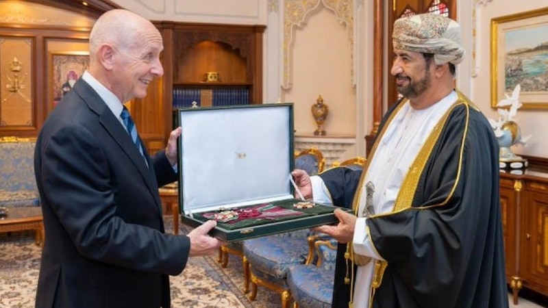 جلالة السلطان يمنح وسامًا تكريميًا