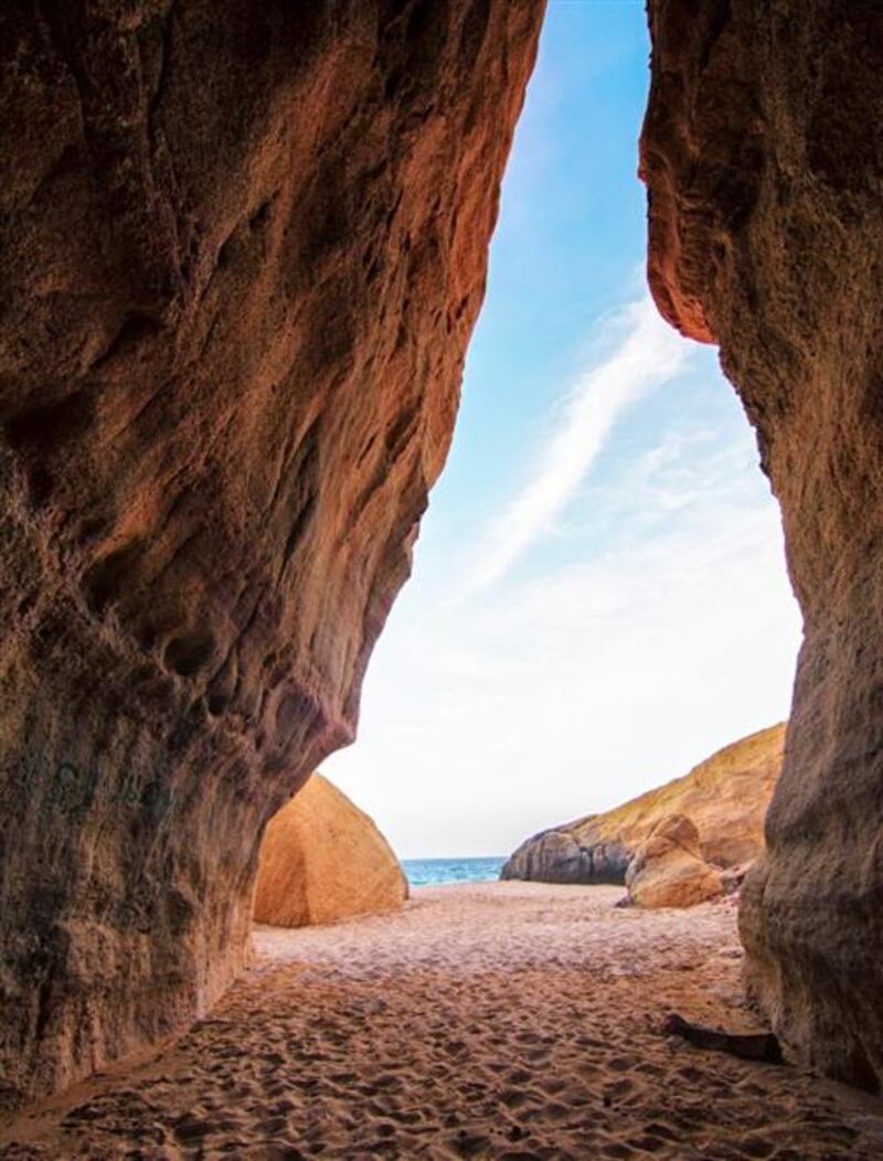 التكوينات الصخرية برأس الجنز عامل جذب للمصوّرين المحترفين