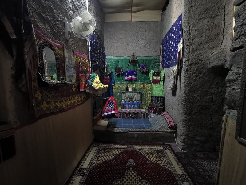 بالصور: عُمانية تُحوّل منزل أسرتها القديم إلى مَعلَمٍ زوّارُه من داخل السلطنة وخارجها