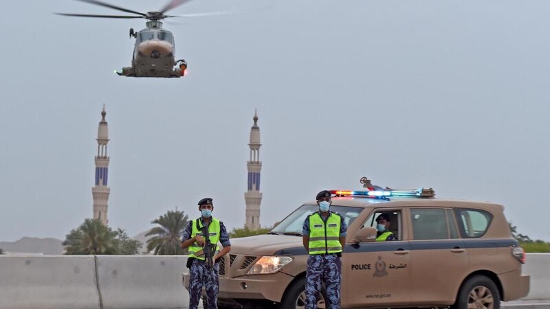 الشرطة تُعايِد وتشدد على الالتزام وتضع أرقامًا للتبليغ عن المخالِفين