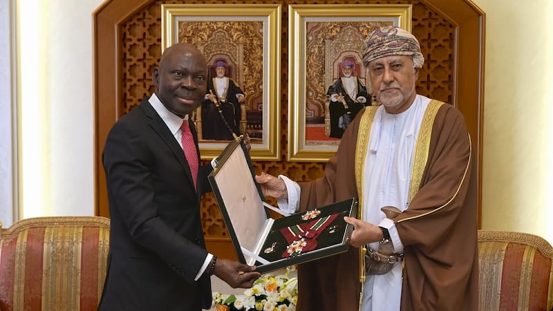 جلالة السُّلطان يُنعم بوسام التكريم  لمدير عام منظمة العمل الدولية