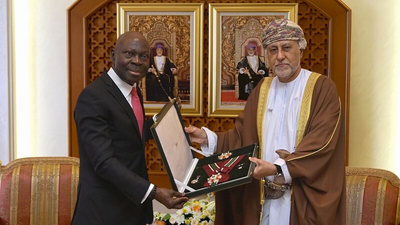 جلالة السُّلطان يُنعم بوسام التكريم لمدير عام منظمة العمل الدولية
