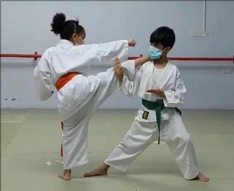 الطفلة سميرة: بطلة عمانية جديدة في رياضة الكاراتيه