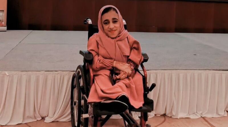 بالصور: آية الجديدية وُلدت بمرض “العظم الزجاجي” وتحلم بالدراسة الجامعية