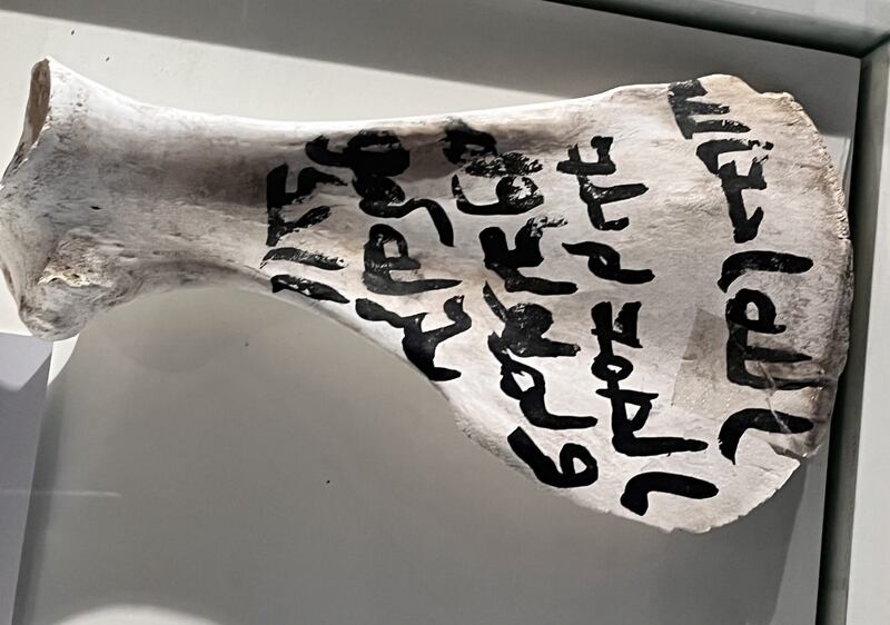 بالصور: محابر عُمانية قديمة ومكاييل نحاسية لوزن الحبوب عليها طغرائية أحد السلاطين