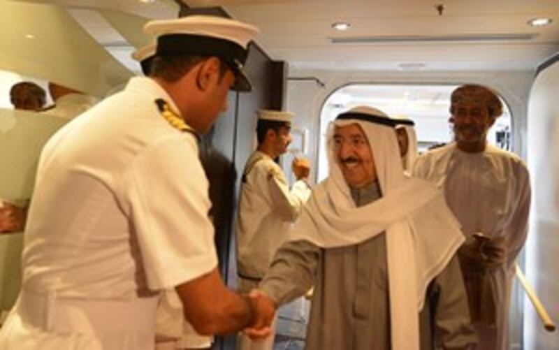 بالصور.. شاهد أمير الكويت وهو يقوم بجولة بحرية في اليخت السلطاني