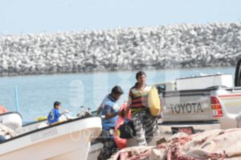 بالفيديو والصور: ممارسات خطيرة على السواحل الشرقية والجنوبية. .ومواطنون “يُعانون” و”يناشدون”