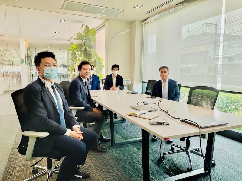 بحث إمكانية الاستثمار مع شركة تايلندية متخصصة في المعدّات والمستلزمات الطبية