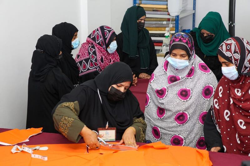 بالصور: هوية بصرية جديدة وافتتاح معمل للخياطة لفريق سمد الشأن الخيري