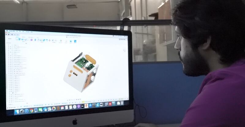 بالصور: شركة عُمانية تبتكر جهاز تنفس اصطناعيًا بميزة مُتفرِّدة