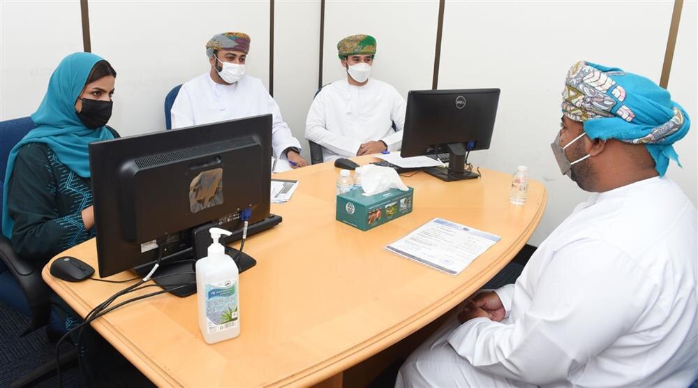 العمل تجري مقابلات شخصية لوظائف حكومية
