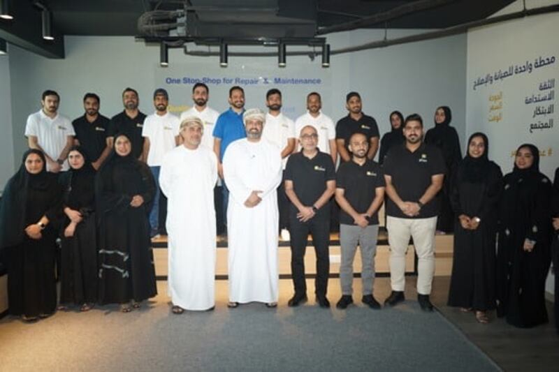 وزير العمل بعد زيارته لـ “مصلّح”: نموذج متميز للشباب العمانيين