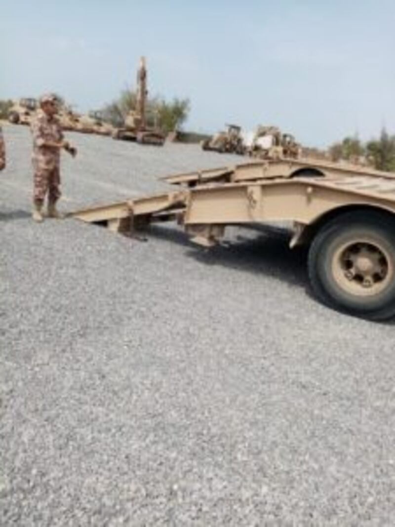 وزارة الدفاع ترسل مولدات ومعدات إلى شمال الباطنة