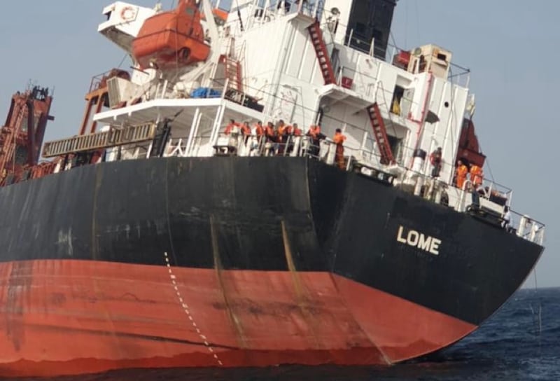 إنقاذ 21 شخصًا من سفينة تجارية