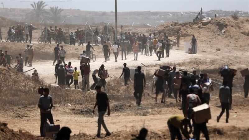 تنفيذًا لمخطط التهجير القسري؛ الاحتلال الإسرائيلي يُجمع سكان في مساحة تقل عن ١٥٪