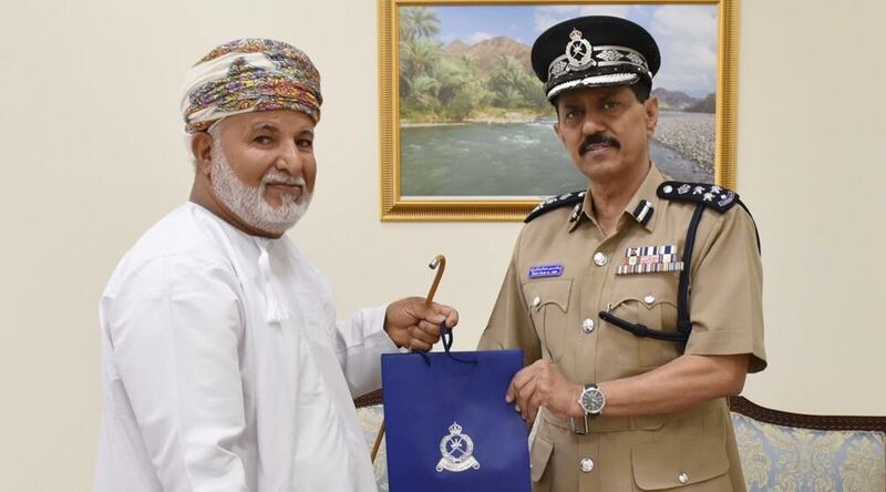 شرطة عمان السلطانية تكرّم مواطنًا