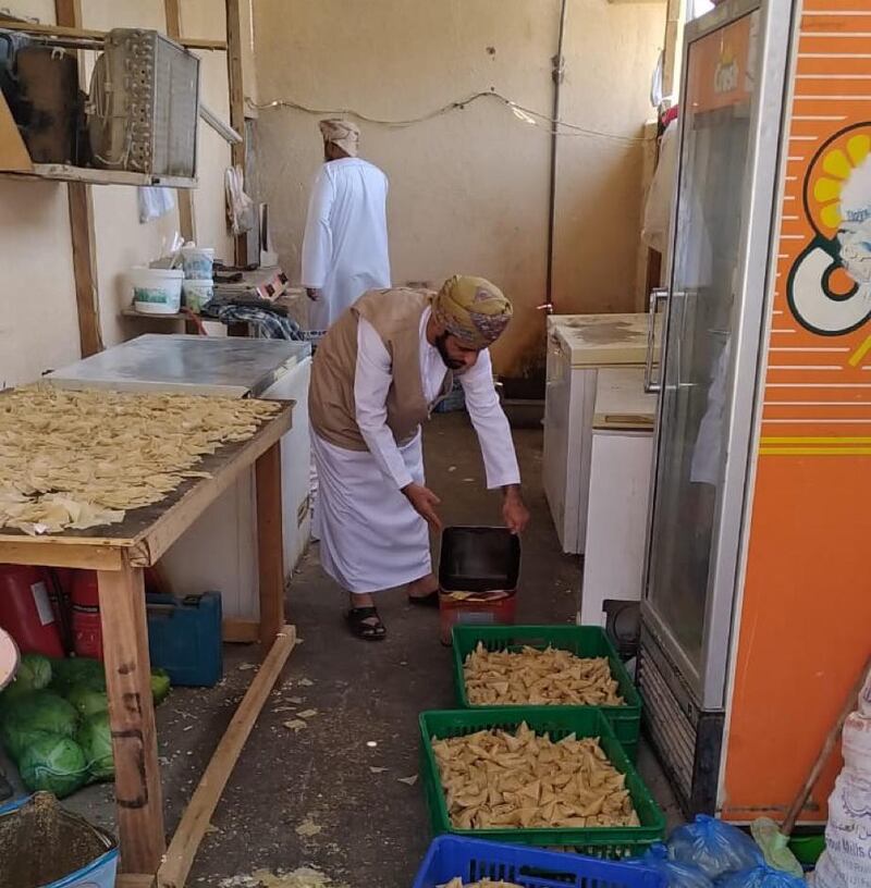 بالصور: وافدون يعدون مأكولات رمضانية في مزرعة