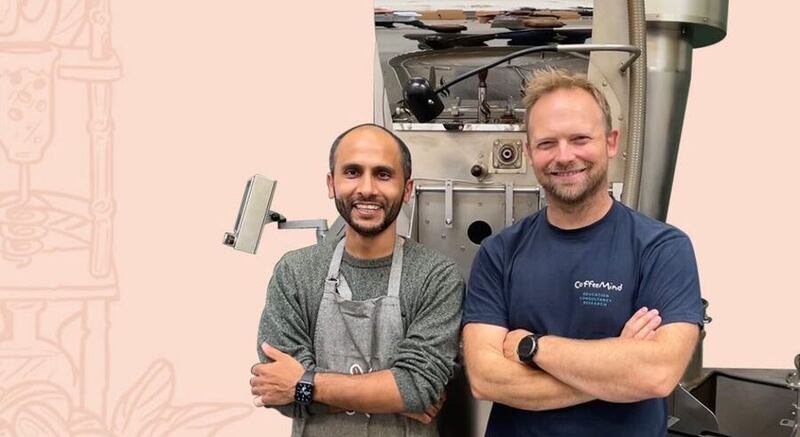 أخصائي أذن وأنف وحنجرة يحترف مهنة تحميص القهوة، فما حكايته؟