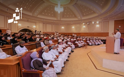 من يختار ما نراه على هواتفنا؟ قراءة في تأثير المنصات الرقمية على الوعي والمجتمع