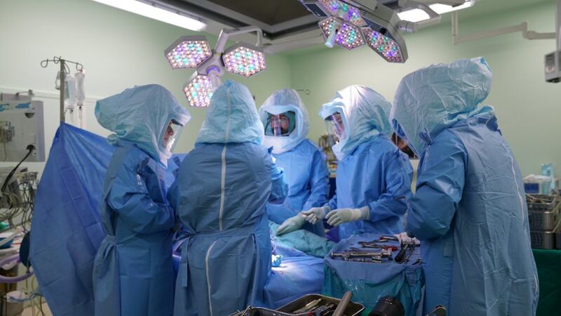 إنجاز في مستشفى جامعة السلطان قابوس: إجراء عملية جراحية تعد الـ4 عالميًا