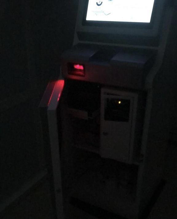 ضبط 4 أشخاص يسرقون من أجهزة دفع الفواتير والسحب النقدي