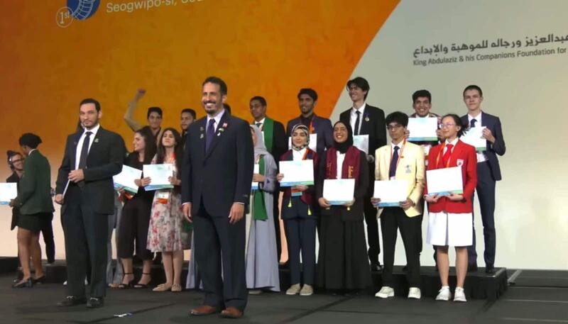 فكرة تستخلص دواءً من اللبان تأخذ طالبتين عُمانيتين إلى العالمية