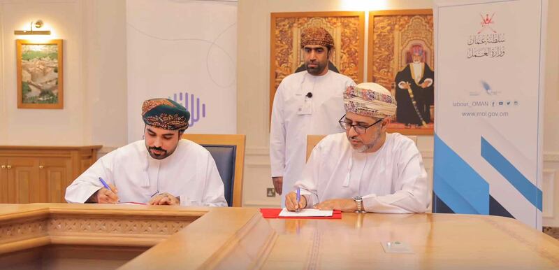 “العمل” توقع برنامج تعاون لتوظيف عدد من الباحثين عن عمل