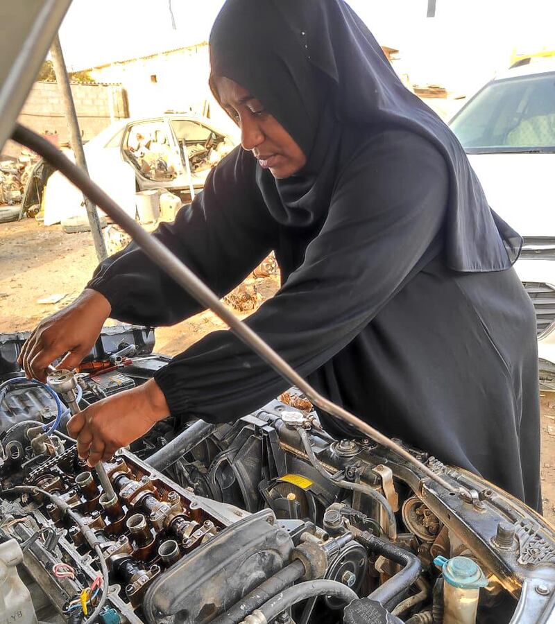 عُمانية بدأت ببيع قطع غيار السيارات منذ 15 عامًا إلى أن أصبحت ميكانيكية ماهرة