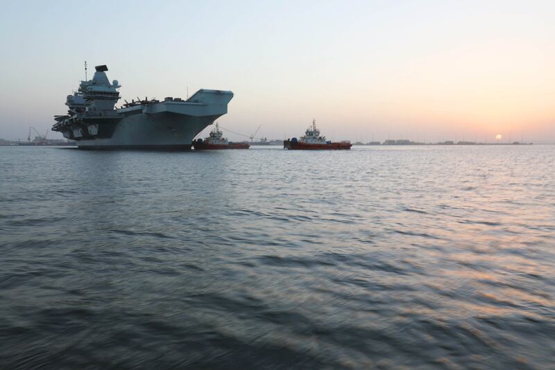 بالصور: وصول حاملة طائرات بريطانية إلى ميناء الدقم