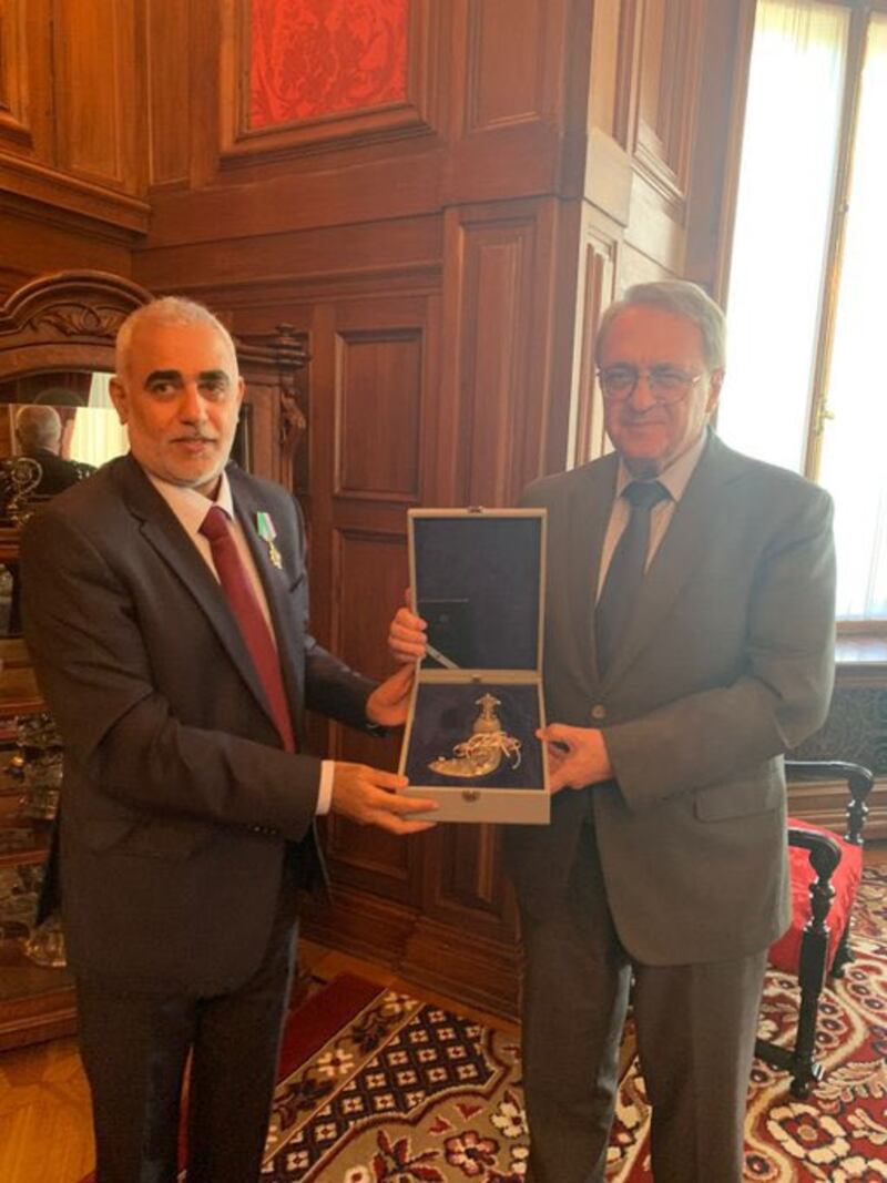 الخارجية الروسية تمنح سفيرنا في موسكو وسامًا