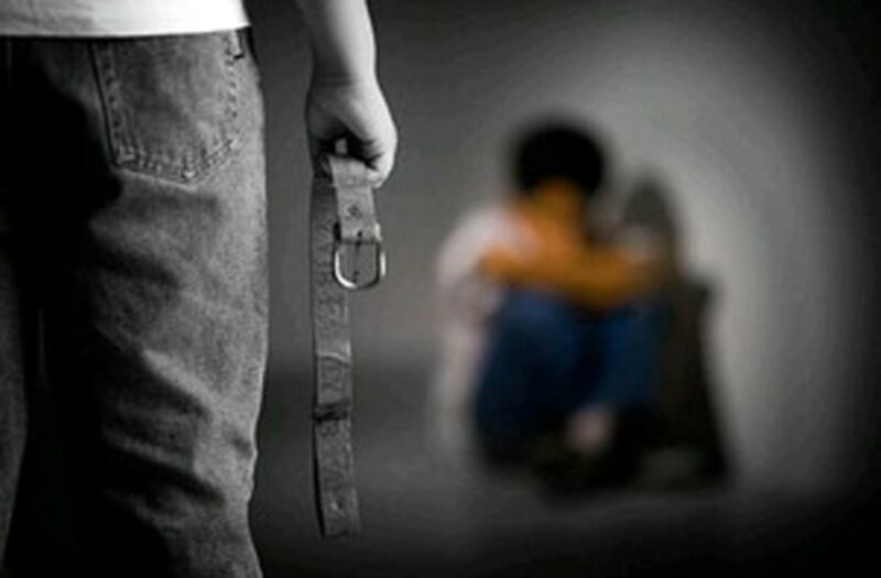 ما الآثار التي تنتج عن العنف ضد الأطفال والإساءة لهم؟