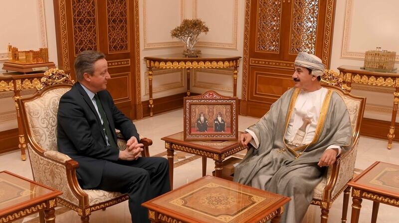 وزير المكتب السلطاني يلتقي بوزير الخارجية البريطاني