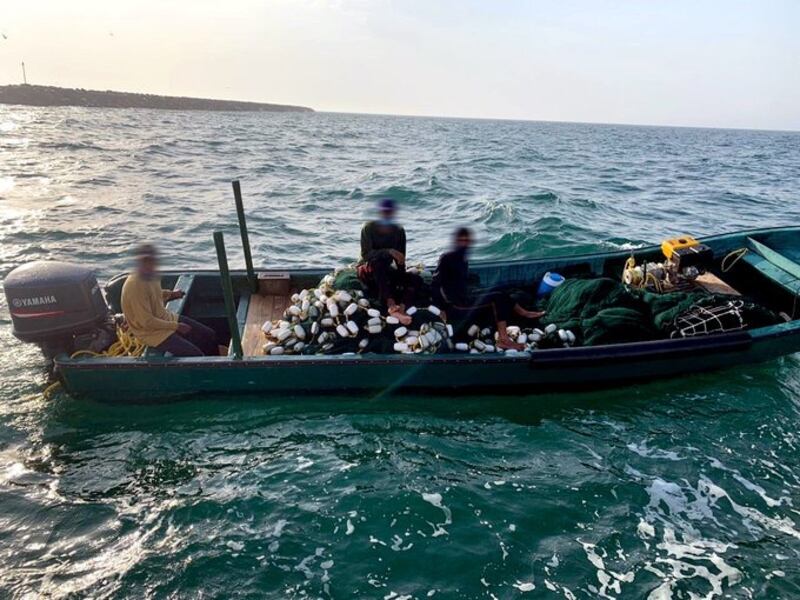 وافدون يصيدون بشباك التحويط في مسقط والزراعة تضبطهم