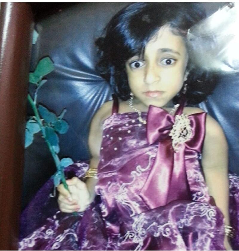 بالصور: آية الجديدية وُلدت بمرض “العظم الزجاجي” وتحلم بالدراسة الجامعية