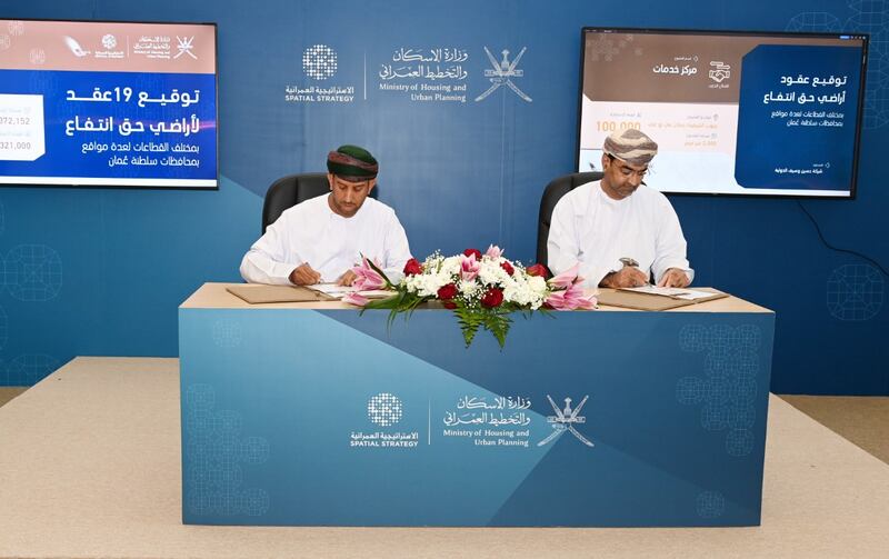 توقيع 19 عقدًا لأراضي بحق الانتفاع، فما هي المحافظات التي تشملها؟