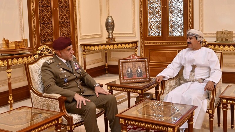3 مسؤولين يستقبلون مسؤولًا عسكريًا إيطاليًا