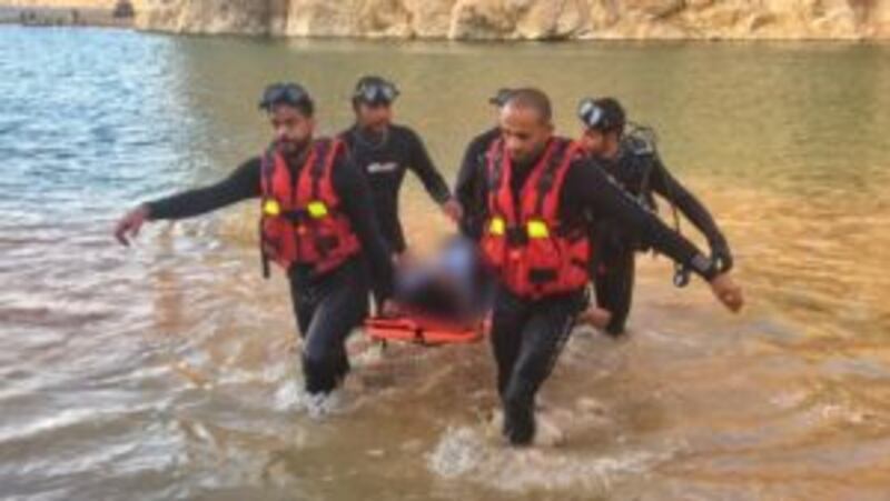 بالصور: انتشال جثة غريق من وادي ضيقة