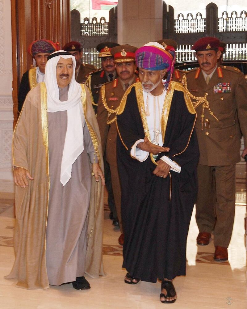 شاهد الإطلالة البهية لجلالة السلطان في استقبال أمير الكويت