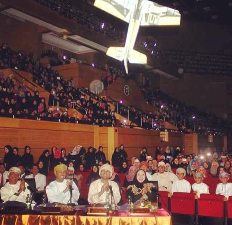 شاب عُماني شغوف بالطائرات اللاسلكية ويقوم بصناعتها