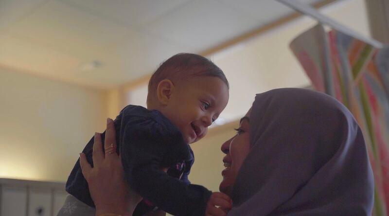 بالصور: ”المها” تحتفل بالقرنقشوه مع أطفال المستشفى السلطاني